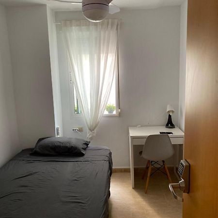 Single Room In My Apartment At The Beach Valencia Luaran gambar